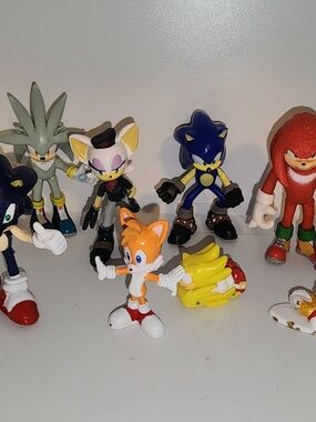 lot of mini figures Sonic the Hedgehog, Knuckles, Tails, Rebel Rouge, and Silver